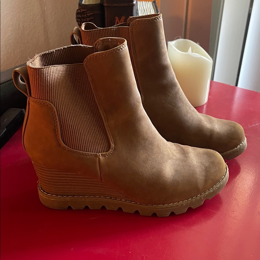 Universal Thread Tan Wedge Ankle Boots